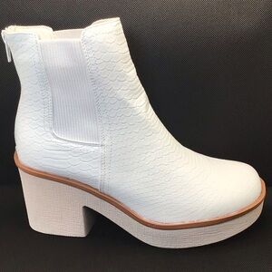 Pierre Dumas Womens Clue-7 White Snake Scale Textured Platform Ankle Boot Size 9